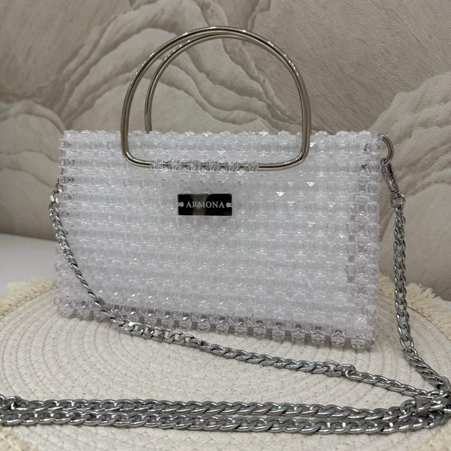 Handgemaakte Aline tas van hoogwaardige acrylkralen in een compact, stijlvol design met velours voering – perfect voor een avondje uit.