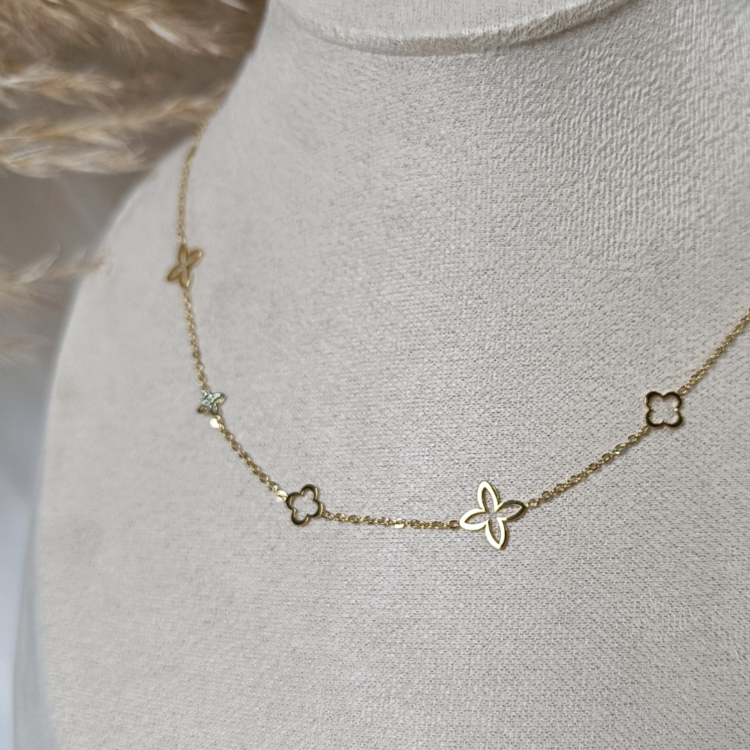 Eleni Necklace - Goudkleurige roestvrijstalen ketting met charmante klavertjes voor een stijlvolle en gelukbrengende uitstraling - Armona jewelry