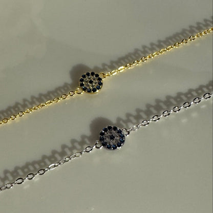 The Eye Bracelet - The Eye Bracelet - Sterling zilveren armband, verkrijgbaar in verguld goud en zilver, met een cirkel volledig bezet met zirkonen stenen, blauwe stenen aan de rand en een blauwe steen in het midden - Armona jewelry - Armona jewelry