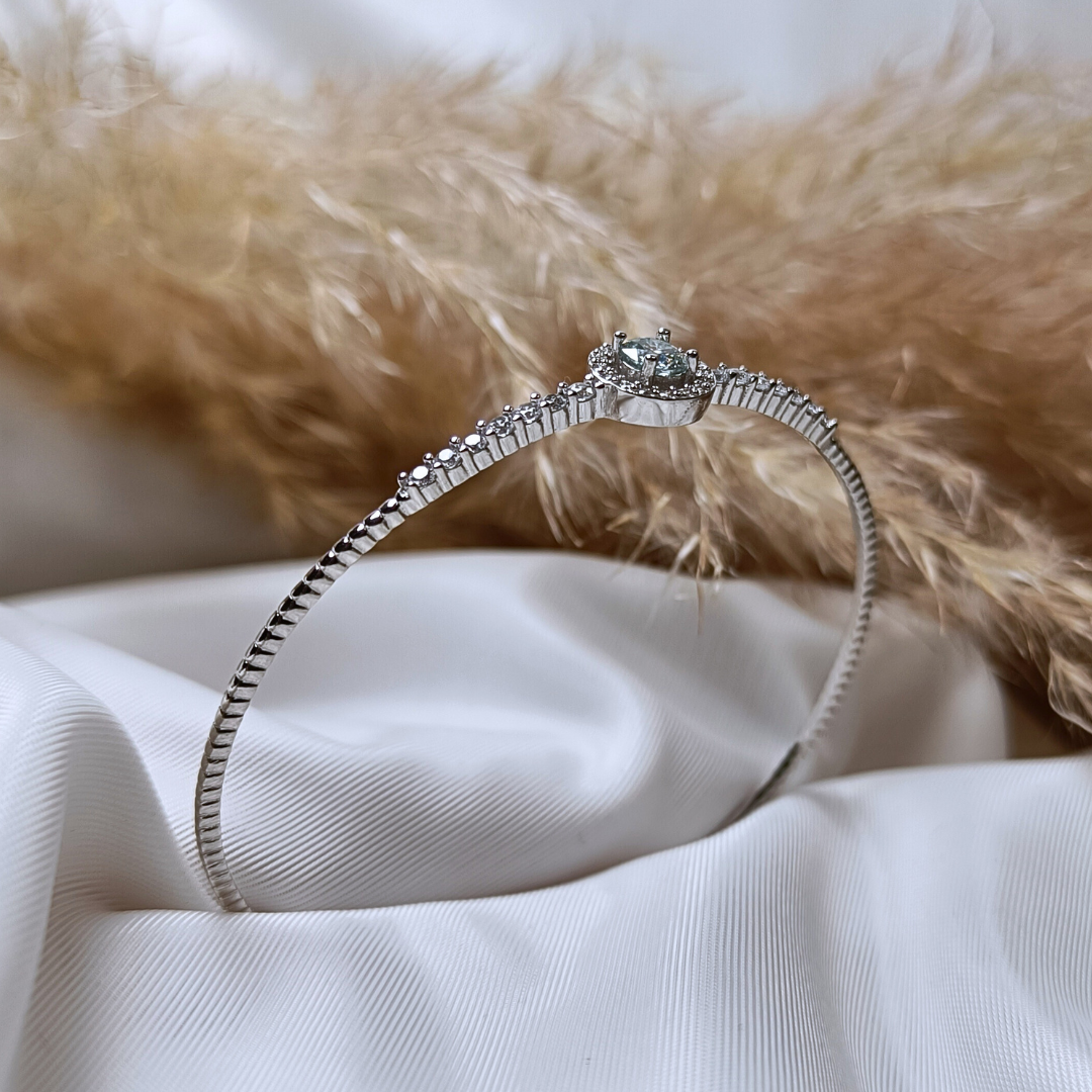 Vera Bracelet - Sterling zilveren armband met een 0,5k moissaniet steen in het midden, omringd door kleine steentjes in de cirkel en op de armband voor extra schittering - Armona jewelry